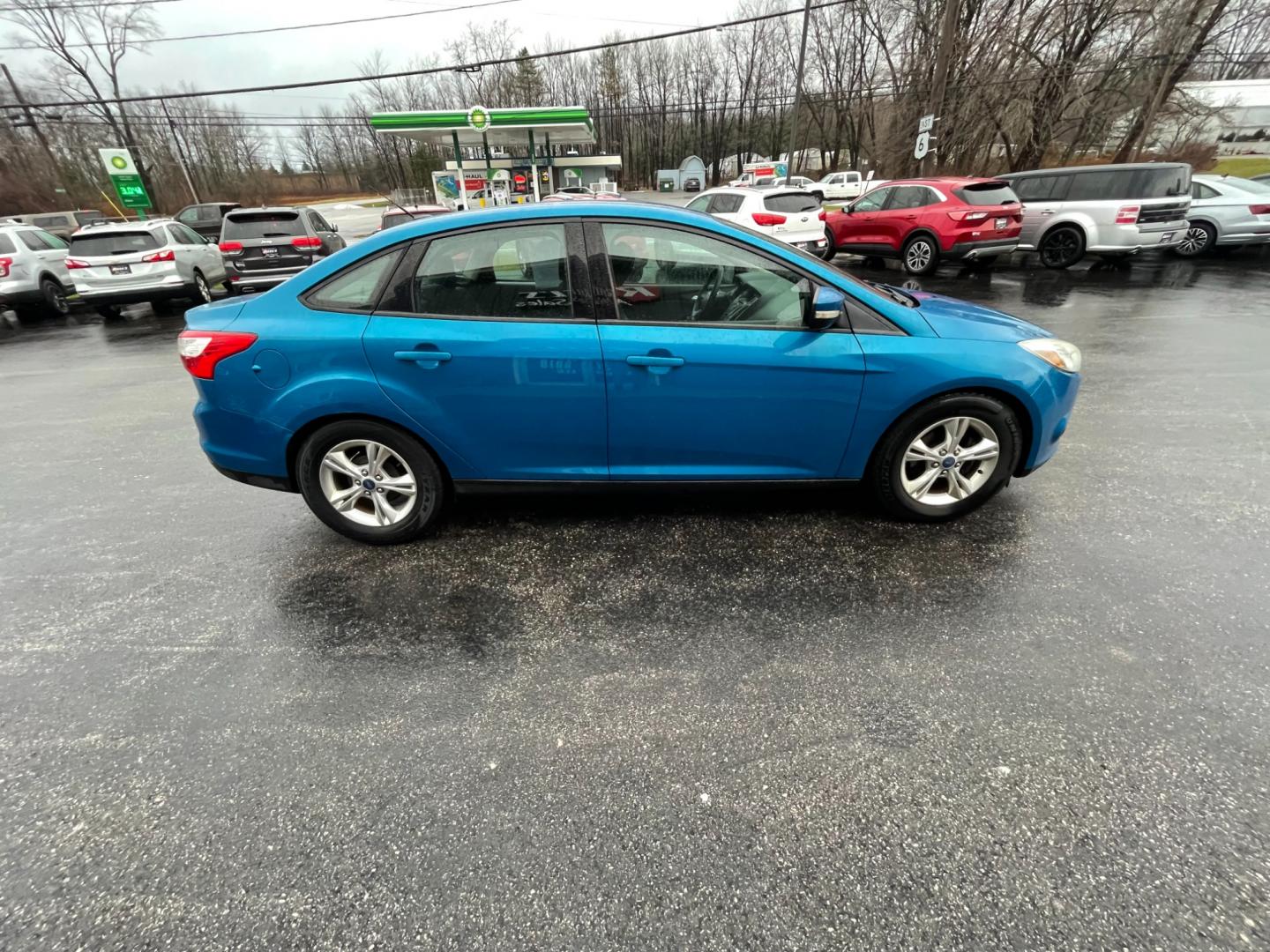 2014 Blue /Black Ford Focus SE Sedan (1FADP3F2XEL) with an 2.0L I4 DOHC 16V FFV engine, 6-Speed Automatic transmission, located at 547 E. Main St., Orwell, OH, 44076, (440) 437-5893, 41.535435, -80.847855 - Photo#5